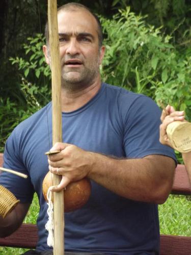 Jogo com a vida pra vida não jogar comigo.
Capoeira um jeito brasileiro de ser.