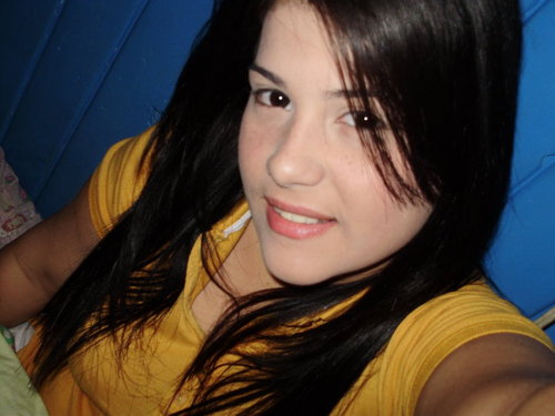 Dicen que entre el bien y mal el bien siempre gana la Verdad, entonces sea como sea me defino una persona completamente sincera ;)