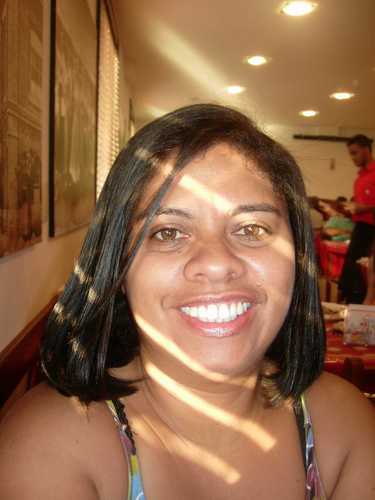 Sou uma pessoa que gosta de conversar, fazer perguntas... Sou amiga, alegre, gosto de brincar, mais  tenho meus defeitos e quem não tem? Eu sou eu Elaine.