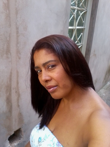 Casada com um filho de 7 anos uma mulher que ama a familia acima de td que gosta de novas amizades sinceras que gosta muito de samba e pagode e twittar