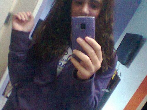 Vivo a minha vida doida e feliz,so ariana,so ciumenta,amo skate,e sou chata as veses e trato as pessoas como elas mi tratao...