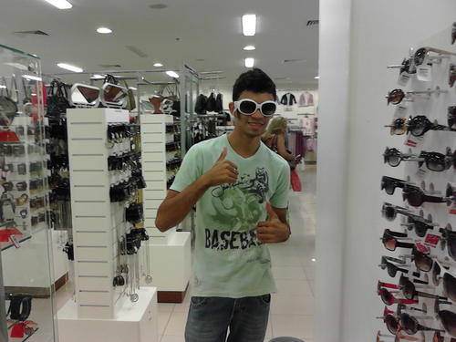 Um Menino Crente e Servo D Deus,Gosta De Bate Uma Bolinha, e De Sai Com Os Amigos.