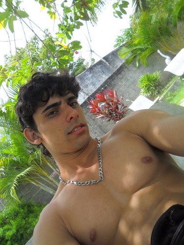 ai gente mim segue ai .. 
to triste ninguem  mim seguindo k.k.k.k.k.k