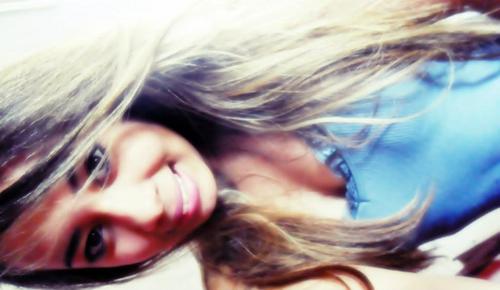 Seja alguém simples. Seja algo que você ama e entende. Esqueça o resto, tudo que você precisa está na sua alma... e em seu coração.