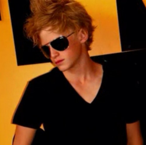 Im_CodySimpson's profile picture. 15 YEAR OLD SINGER/SONGWRITER #SoListen on iTunes!   http://t.co/hF9wI39Czg http://t.co/Ggw3NFVt3B  #PreviewToParadise coming soon.