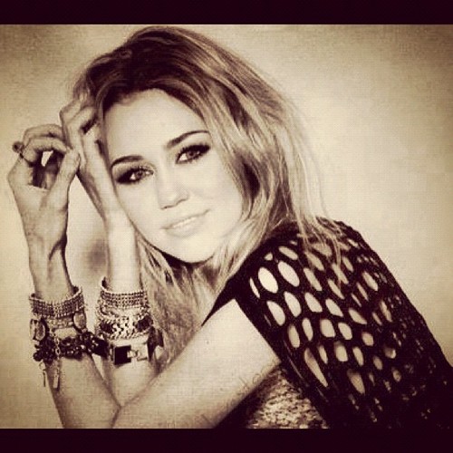 This twitter is dedicated to the girl that gives me inspiration. She's the best, not also as a singer & actrees but also as a person. @mileycyrus i love you.