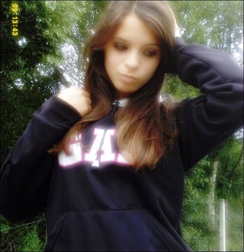 A menina simples mais incrivel, a menina que ama mais sofre, afinal ninquem é perfeito.// Eu te amo amiga mais que tudo Beest by : @Nathalia_Cwb ♥