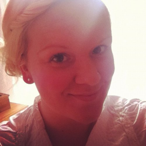 DandelionsLeben's profile picture. Als Kind bin ich immer nur auf den Platten gelaufen, ohne die Linien zu berühren.