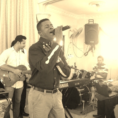 Mi nombre es Andres Gomez, siervo de Dios,Adorador, compositor, locutor  y me gusta ayudar a los demas y si te siguo es porque quiero que tu conozca de Dios.