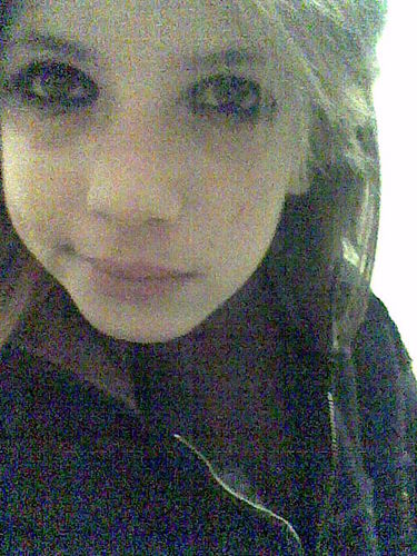 Umα menininhα que tem cαrα de insuportável. αs vezes pose de metidα e corαção ♥ de criαnçα, elα que vive com α cαвeçα nα luα, com músicα - Eu posso ser quem eu