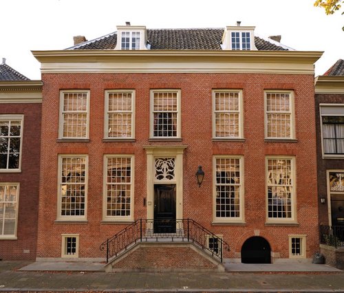 Het Dordts Patriciërshuis is een prachtig huismuseum aan de Maas in Dordrecht. 
Kom eens langs!