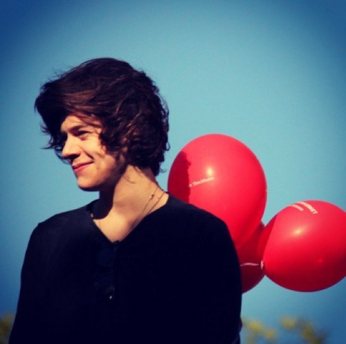 Hello :D I'm 1/5 of One Direction..And if you follow, thank you..I Love You .xx