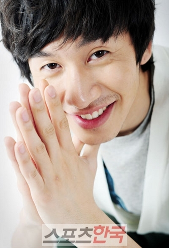 First International fanbase for Lee Kwang Soo! Follow Kwang Soo @masijacoke85 :) http://t.co/BtDgVRMP2k