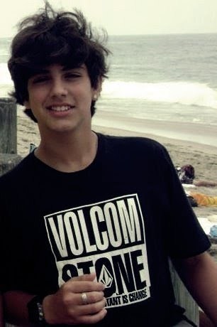 16 anos. Sophia Abrahão. Prazer, meu nome é Guilherme, mas pode me chamar de ninho... eu sou Rebelde e você ? 
msn - menino_ninho_rebelde@hotmail.com [: