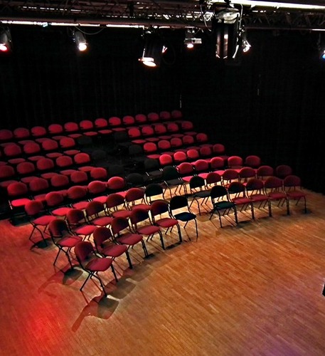 De Bres is een onafhankelijk plek voor het maatschappelijk debat en een podium voor cabaret, poezie, muziek, theatervoorstellingen en open podia