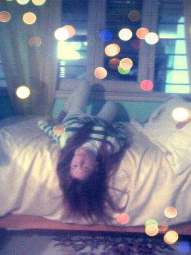 me gusta escuchar,  musica , bailar y estar en face y twiter