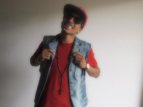 Cool Guy...loves to make people laugh....not a gangsta, im just stareco..that name says enough lol....very diverse...loves everything until it pissess me off..