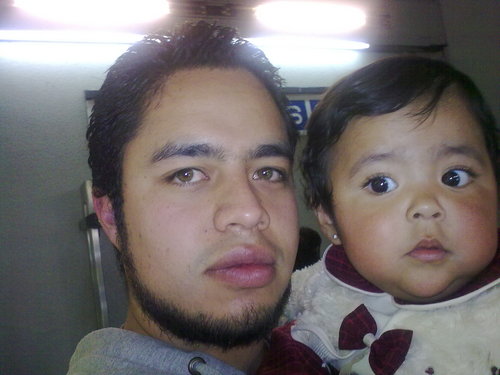 Trompudito, guapo, buena onda, amante del billar, la escalada y el futbol soccer,  :P