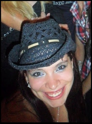 Sou uma menina que amo curtir a vida ao som de uma musica sertaneja