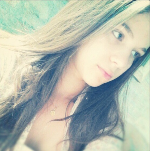 Beije. Ame. Odeie. Brigue. Sorria. Sinta. Grite. Chore. Faça amigos. A vida só é uma e passa rápido, pare de deixar pra depois.