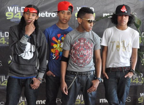 Want Freaky Stories , Imagines , && Games ? Then Press That Follow Button . #TeamMindless forever && alwayss !