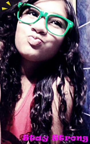 as pessoas são hipocritas,querem sempre a verdade,mais vivem de costantes mentiras[...] Me segue? eu Prometo que te sigo de volta *---*