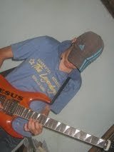Gosto de toca quitarra tenho 18 anos 
http://t.co/HwBjgrQLG0