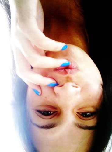 A verdade é que palavras bonitas se tornam descartáveis perto de atitudes estúpidas.♪