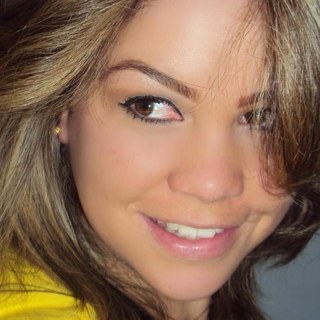 Maquiadora... blogueira...Amo maquiar, amo produtos de make, cosméticos, acessórios, esmaltes, sapatos... e tudo que é tendência da moda!!! =)