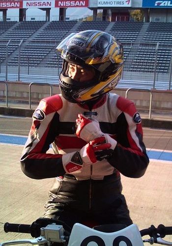 黄色のMonster900（2002）に乗ってます。ロードレース（motoGP/SBKなど）は長年のファンです。車歴はSDR・RZ250R（最終型）・GPZ400S・SDRレーサー・’91TZR250R・Goose250レーサー・YZF600・VTR1000F・’02Monster900・F800S。
