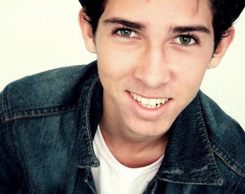 Jonas Henrique Leite (face), Msn: jhsa_jonas@hotmail.com, 17 anos, músico solteiro e FEIO :D ! (y) ;*