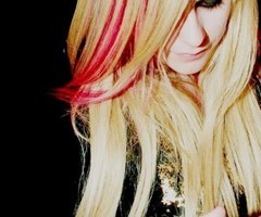 Eu fui boazinha a vida toda e agora estou pensando QUE SE DANE!Se você me ama,se me odeia,você não pode me impedir baby baby!-Avril Lavigne.