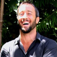 http://t.co/XiTjNe9IwT
http://t.co/1yxEUtFUjh

(This is NOT Alex O'Loughlin! Alex does not have a Twitter account)