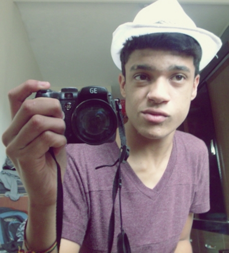 #Skins, #Gay, #Timido, #Feio, #Engraçado, #Glee ,17 anos, #Sagitariano, #MorenoAlto. Quem quiser me conhecer. Segue. #SDV ?