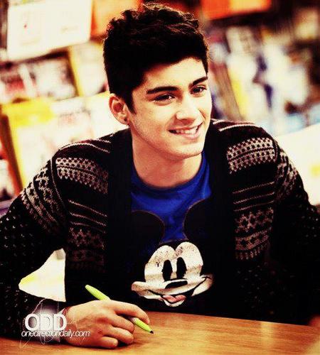 Selam Ben Rabianur.One  Direction hayranıyım özellikle ZaynHarryLiamLouisNiall ♥ onların hastasıyım ♥ ölüyüm onlay için yaw♥. :)♥ bu kadar.
