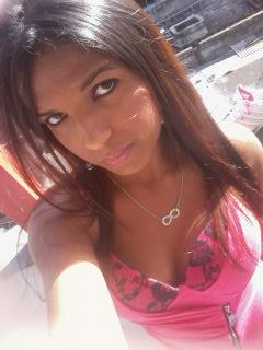 Eu sou uma mina fmz tenho sinpatia com qm chega pra troca ideia comigo qm quiser mi conhece melhor me segue no twitter blz bjinhuss