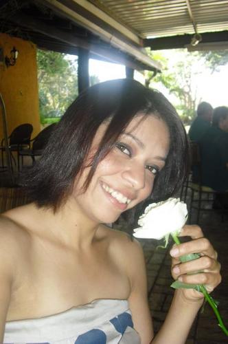 Sou 1 garota malukinha pra alguns,sem noção pra outros.Mas isso não me impede de viver e ser feliz,to buscando sempre fazer as escolhas certas.Sou assim.