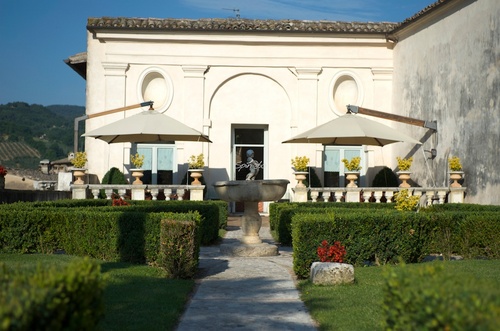 Palazzo Leti è una residenza d'epoca riportata, dopo una lunga ed attenta opera di restauro, ai suoi antichi splendori.