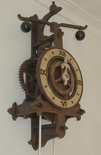 Artesano, fabricante de relojes con mecanismo de madera de estética medieval y renacentista.