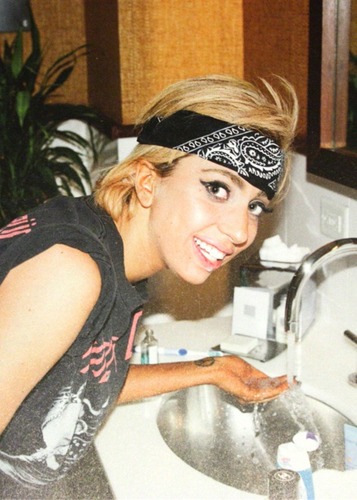 14~♀~Little monster~friendly~SkinsUK addicted~  @ladygaga ♥ ~bad kid~teaspoon~lazy~another account: @CardsWithSpades Be my friend and follow me^^ #IFollowBack
