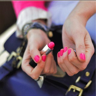 Aymeh_Alsada's profile picture. آنـآ آنــثــى لآ يــحــكــمــھـآ سـوى مـزآجــھـآ !