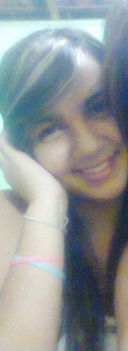 ზ - Sou complexa, sou mistura, sou menina com
cara de mulher.. E vice-versa. Me perco, me procuro e me acho. E quando
necessário, enlouqueço e deixo rolar…