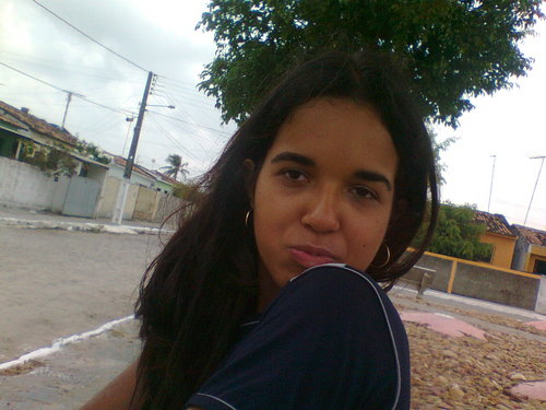 a menina dos olhos castanhos que te encanta fascinaa   
eu sou louca ..eu posso
me apaixono..facil  
*___*
