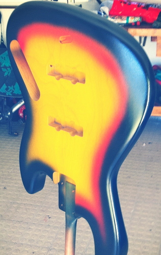 Vintage guitars replica builder. I take care of every single detail. Construyo replicas de guitarras clásicas, cuido hasta el último detalle.