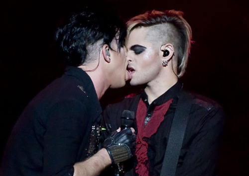 A girl who loves Harry Potter, Twilight, Adam Lambert like WHOA and pretty guys, preferably naked!