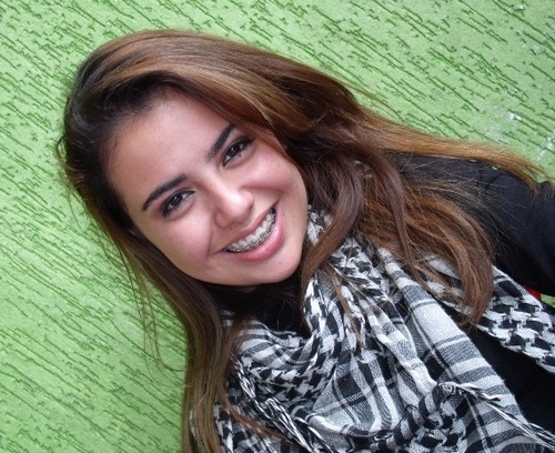 pensa numa pessoa pessoa ciumenta, dramática, estranha, às vezes chata, teimosa, difícil de entender, feliz e infeliz. Pensou? Então, sou eu .