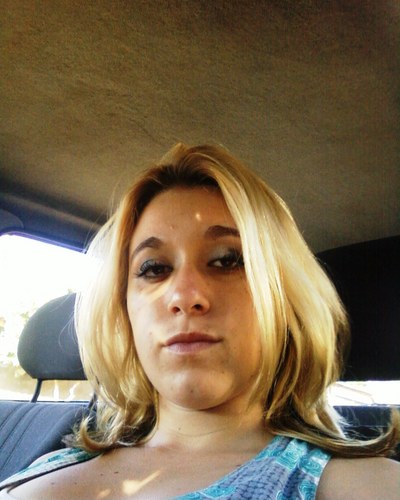 Eu gosto do impossível, tenho medo do provável, dou risada do ridículo e choro porque tenho vontade, mas nem sempre tenho motivo. Tenho um sorriso confiante ...