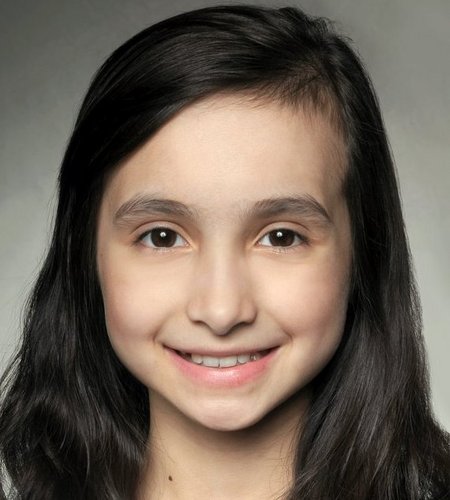 De QUEENS, New York ♥ mi sueño es ser una de las futuras estrellas de Hollywood. Actualmente estoy en Pequeños Gigantes 2 como bailarina de Mega Estrellas.