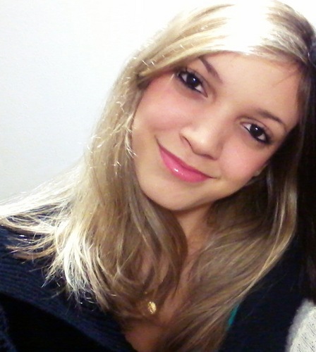 Cara de boneca , jeito de mulher e dona de um amor verdadeiro chamado @lipemelchior e com a vida repleta de felicidades .