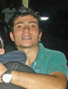 Se você ama alguém deixe-a livre, se ela voltar é sua, se não, nunca foi . ((: